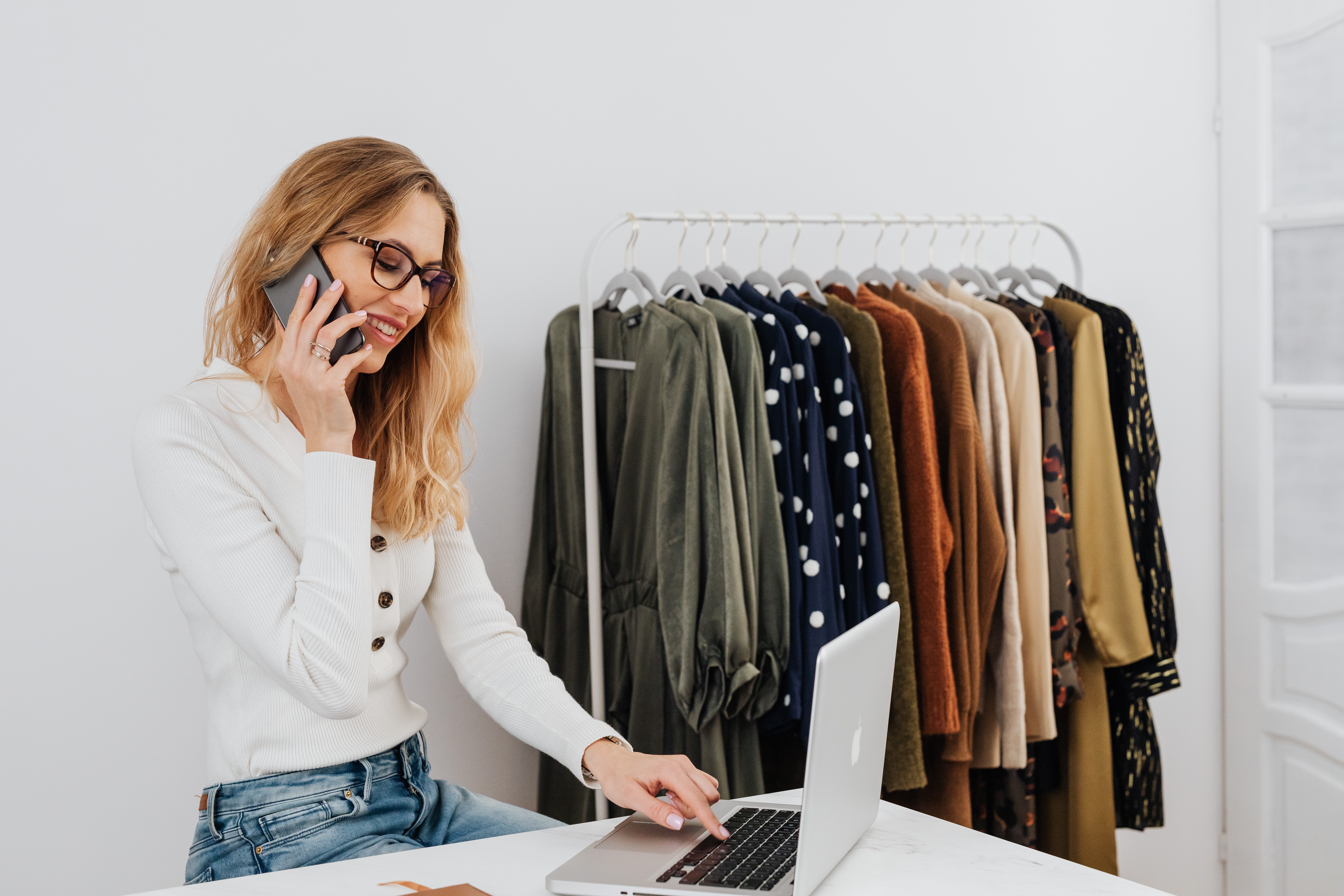 cómo contestas el teléfono